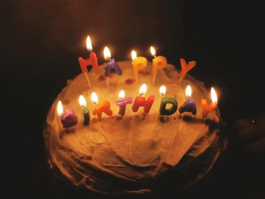 Bolo de aniversário com velas acesas